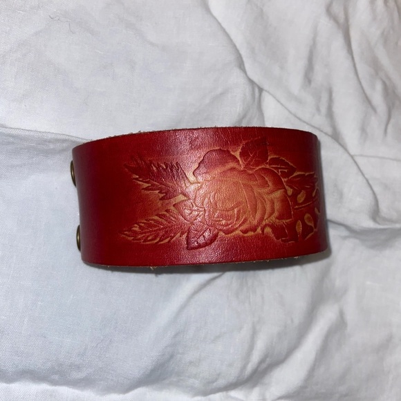 Women’s Y2K vintage dark red leather Bracelet with engraved roses - Picture 6 of 7